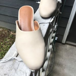 Universal thread mules size 8